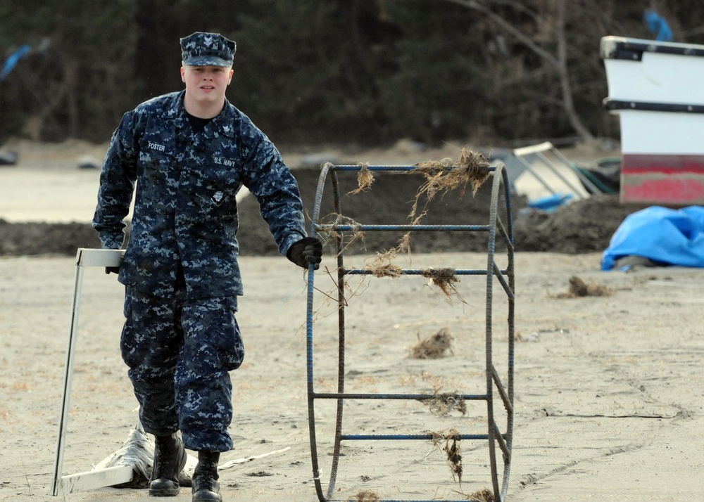 Misawa Sailors Begin Cleanup at Local Fishing Port