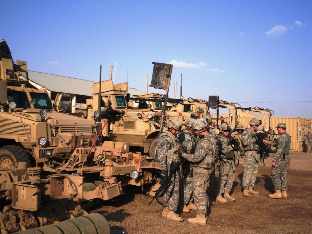 'Venom' Company, 9th Iraqi Army Division Soldiers conduct route clearance in Baghdad