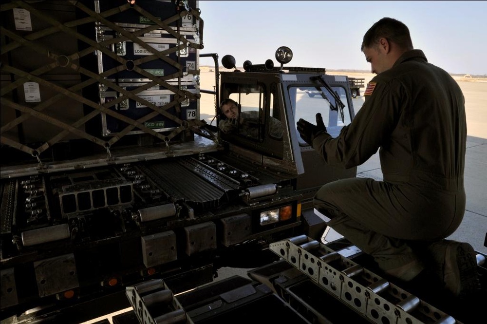 Mobility Airmen deliver search and rescue teams to Japan