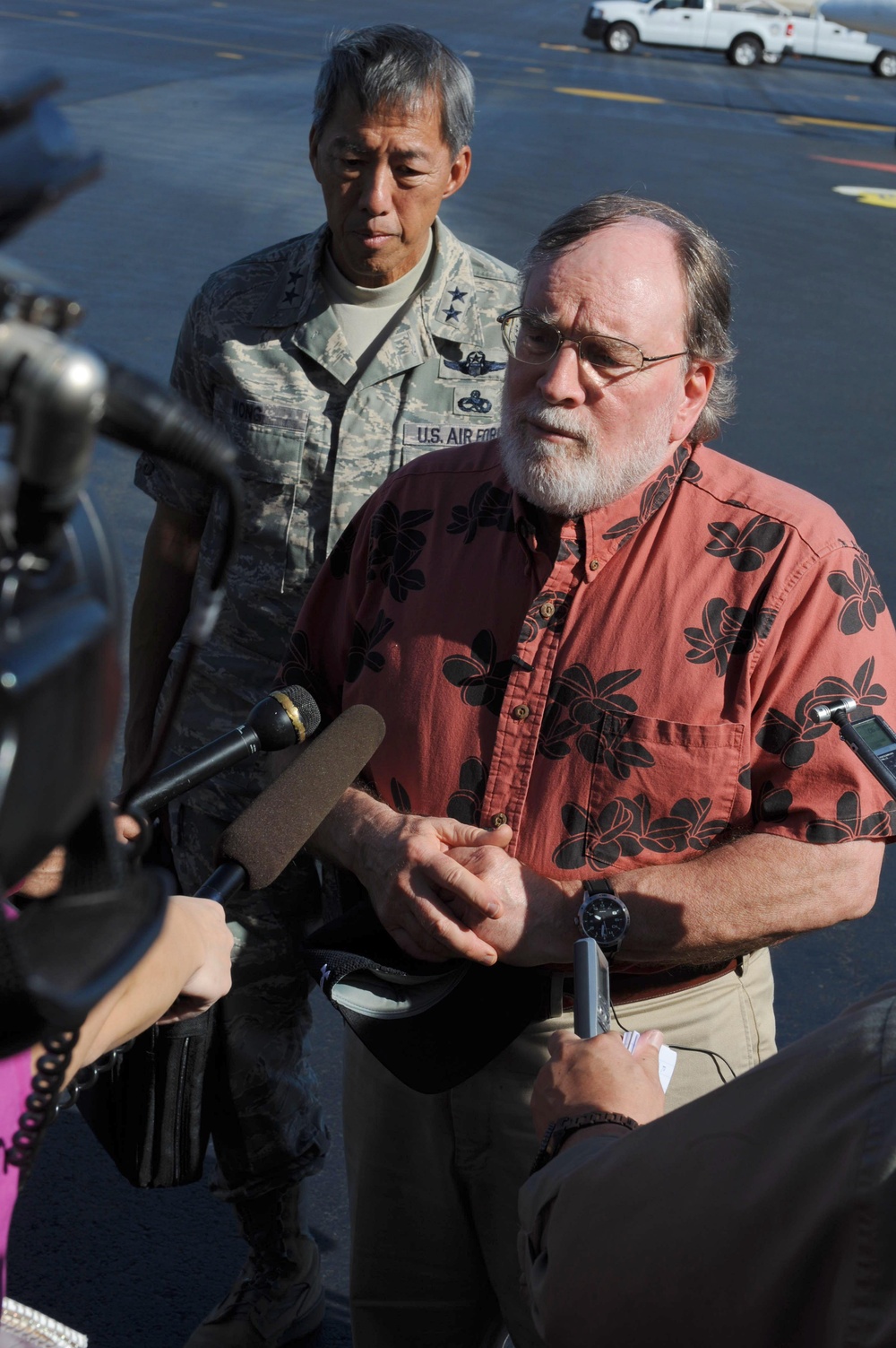 Hawaii Governor assesses tsunami damage