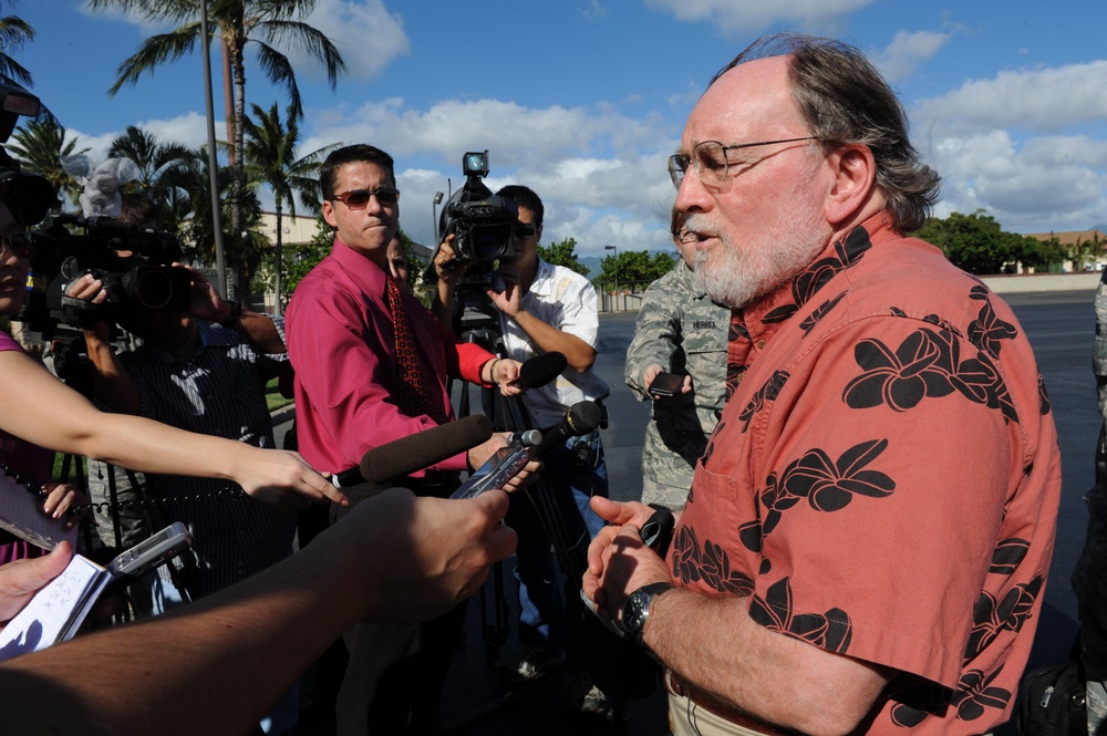 Hawaii Governor assesses tsunami damage