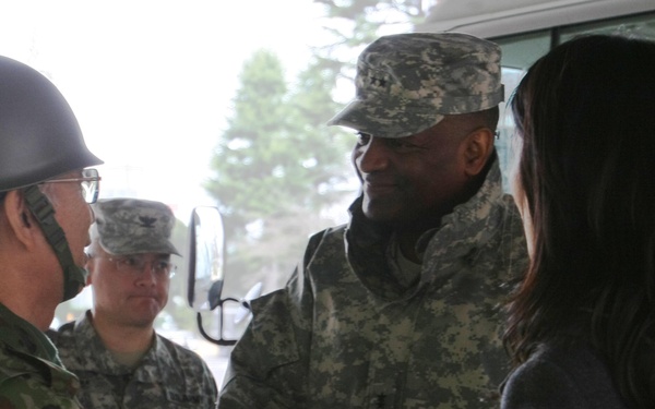 USARJ Commander meets with NEA Commander