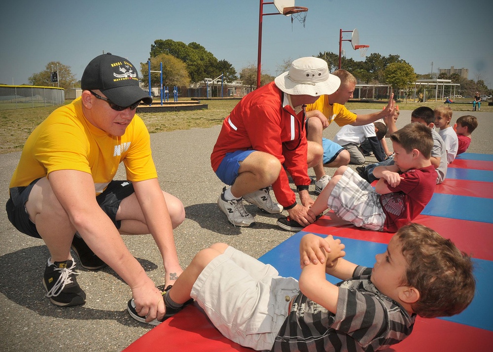 Sailors Help Student Participate in the Presidential Fitness Test