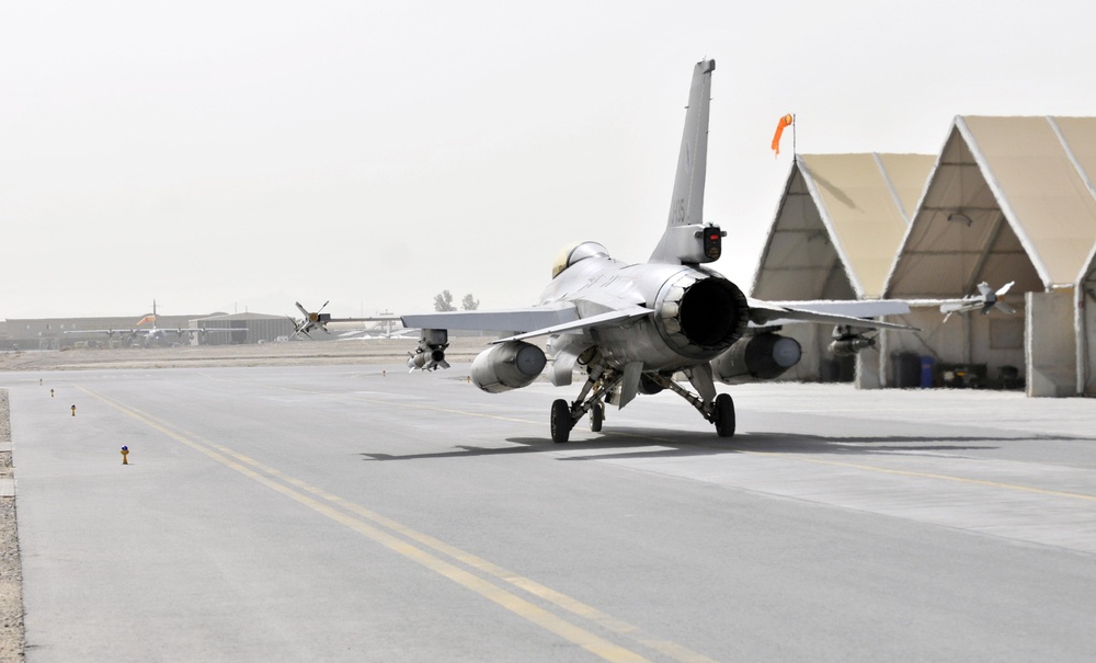 Dutch airmen utilize F-16s and new technology to help Coalition Forces