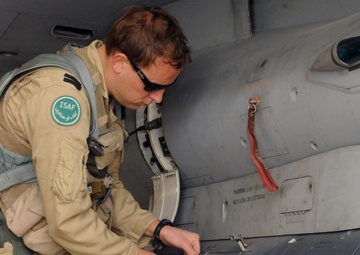 Dutch airmen utilize F-16s and new technology to help Coalition Forces