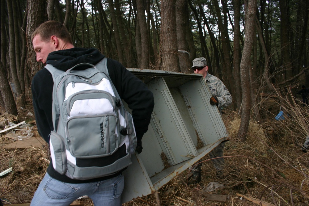 French Assist with Japanese Recovery Efforts
