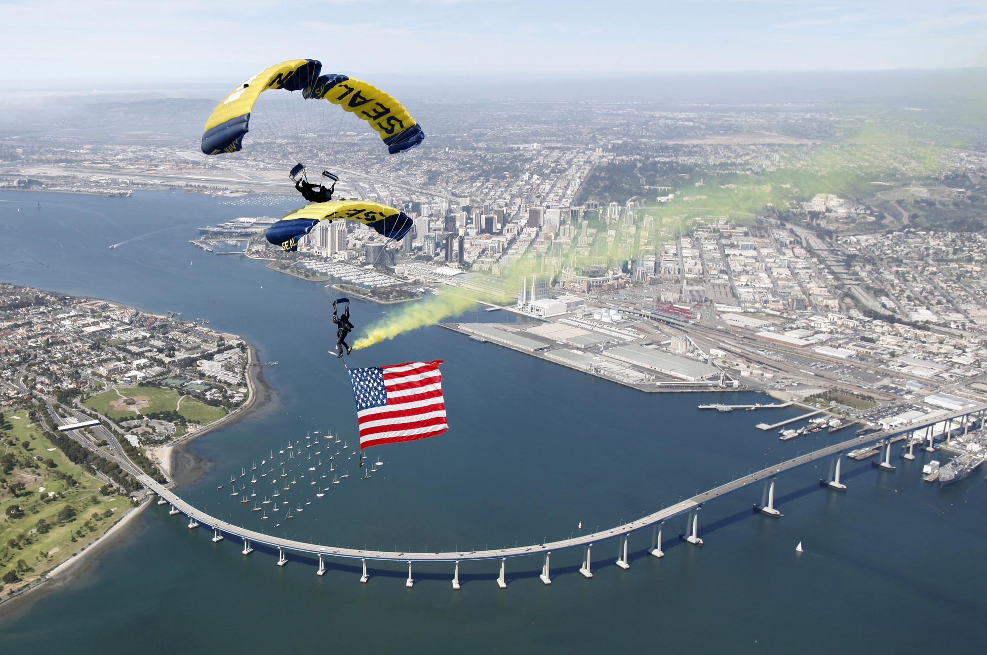 Ficheiro:USN parachute demo team at Minot AFB.jpg – Wikipédia, a