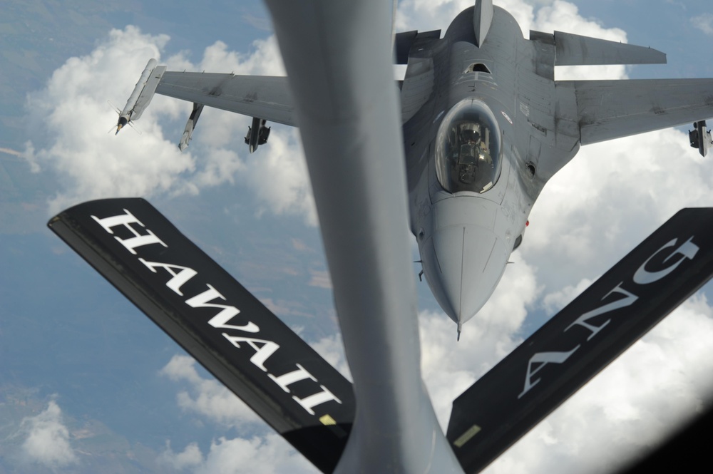 KC-135 Refuels Thai F-16