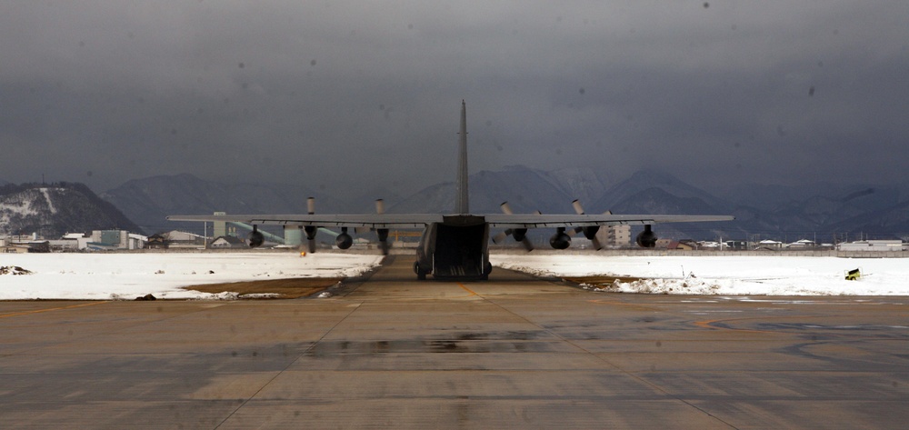 1st MAW aircraft carry cargo through elements