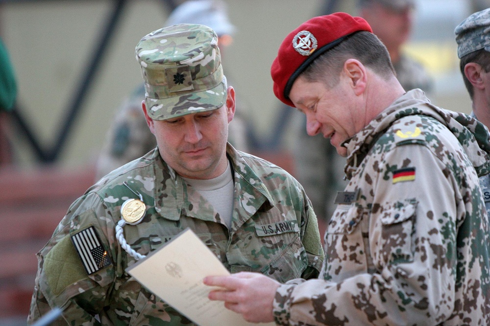 US Soldier receives a foreign marksmanship award from German general
