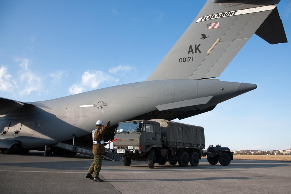 C-17 transports JGSDF troop and convoy