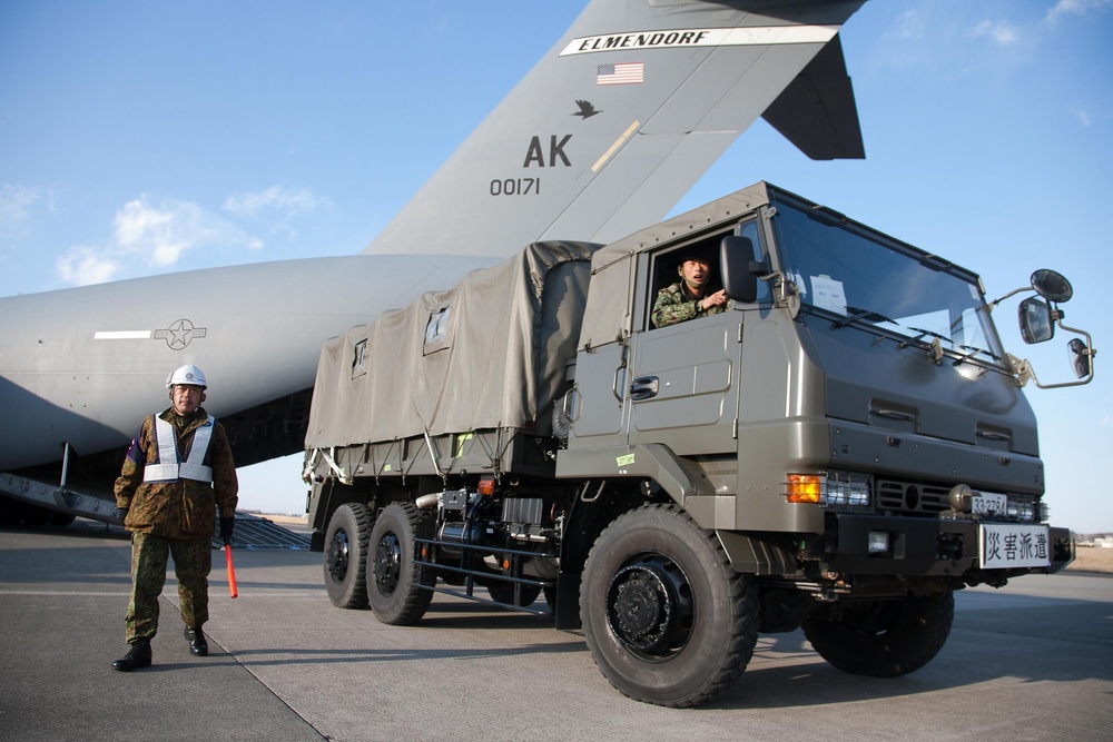 C-17 transports JGSDF troop and convoy