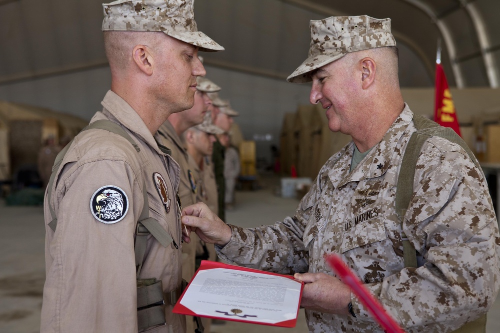 HMH-461 Marines rewarded for extraordinary lift