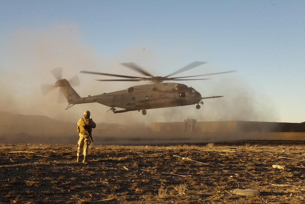 HMH-461 Marines rewarded for extraordinary lift