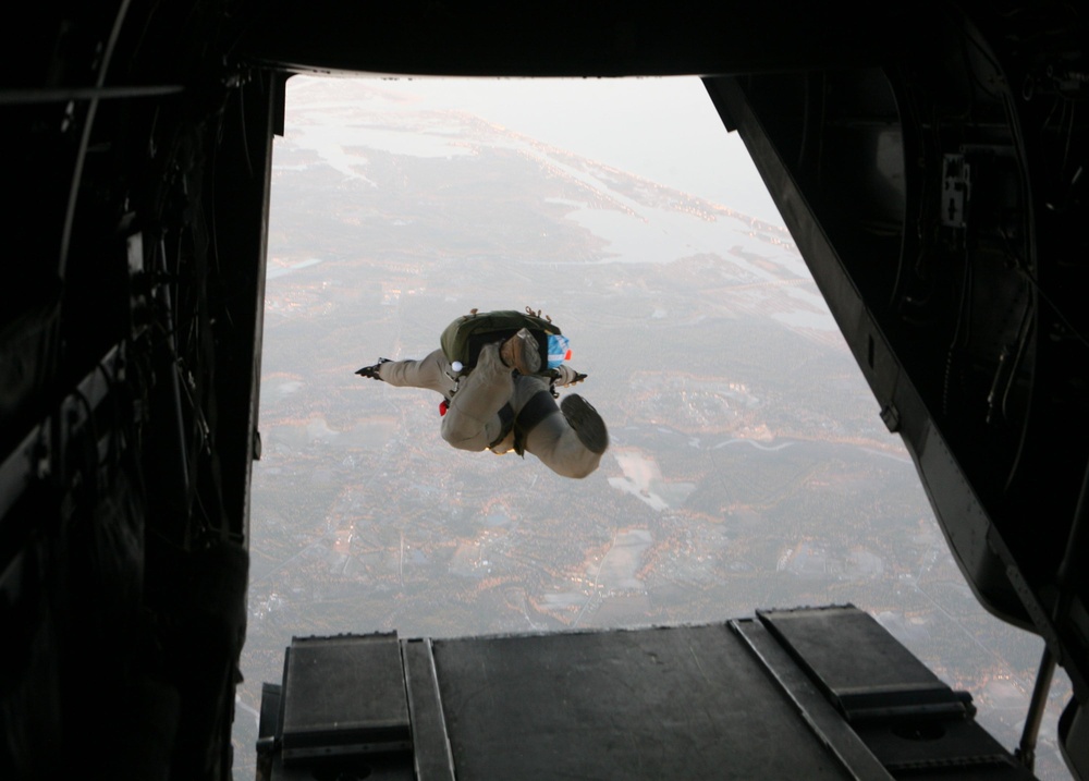 Force Reconnaissance Company keeps jump skills sharp