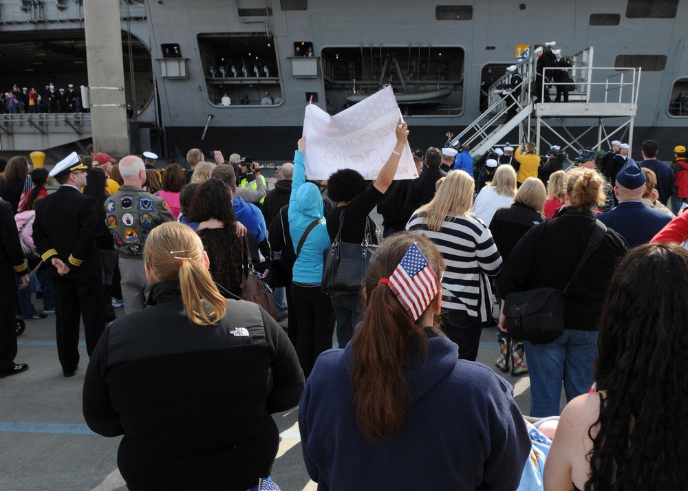USS Momsen Arrives At Naval Station Everett
