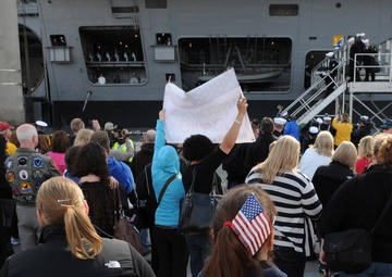 USS Momsen Arrives At Naval Station Everett