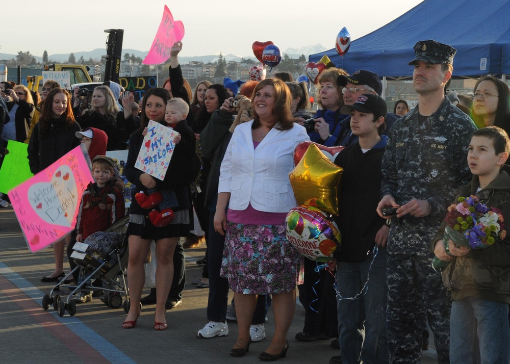 USS Momsen Arrives At Naval Station Everett