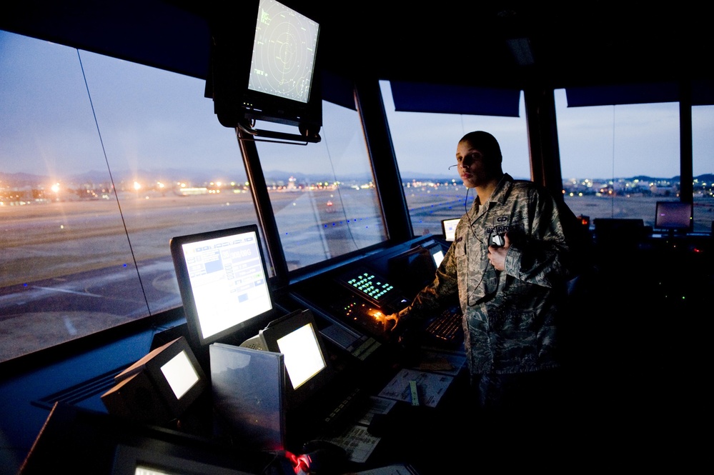 Yokota’s ATC manages influx of aircraft for Operation Tomodachi