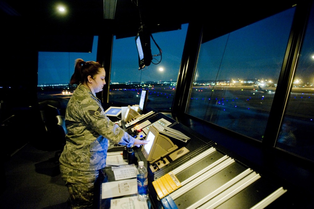 Yokota’s ATC manages influx of aircraft for Operation Tomodachi
