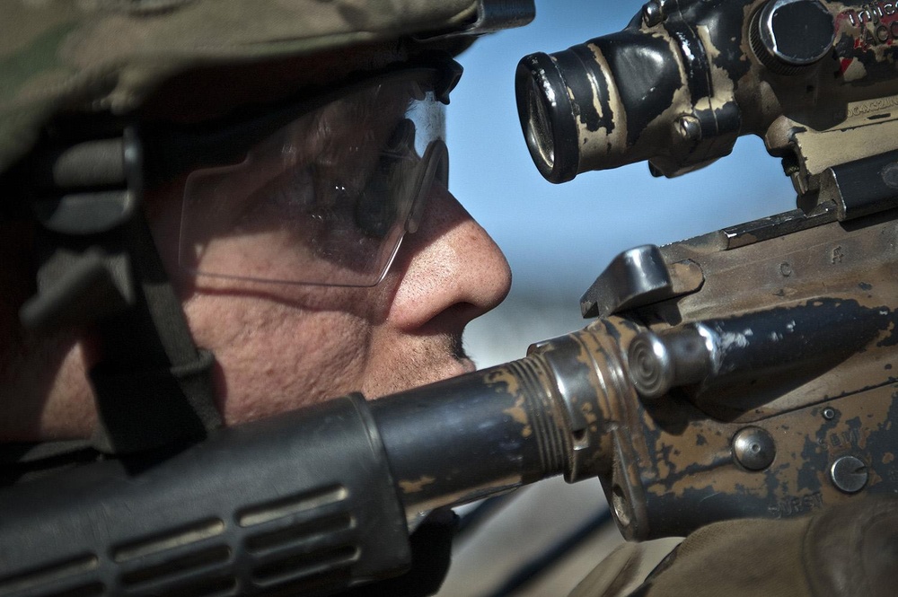 Soldiers conduct patrol