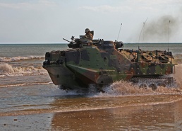 2nd AA Bn. makes a splash on Onslow Beach