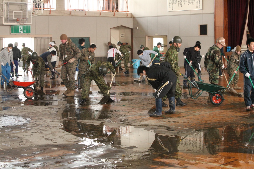 US, JSDF help students clean school
