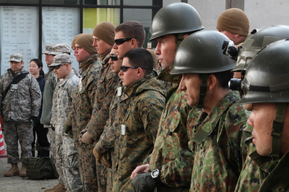 US, JSDF help students clean school