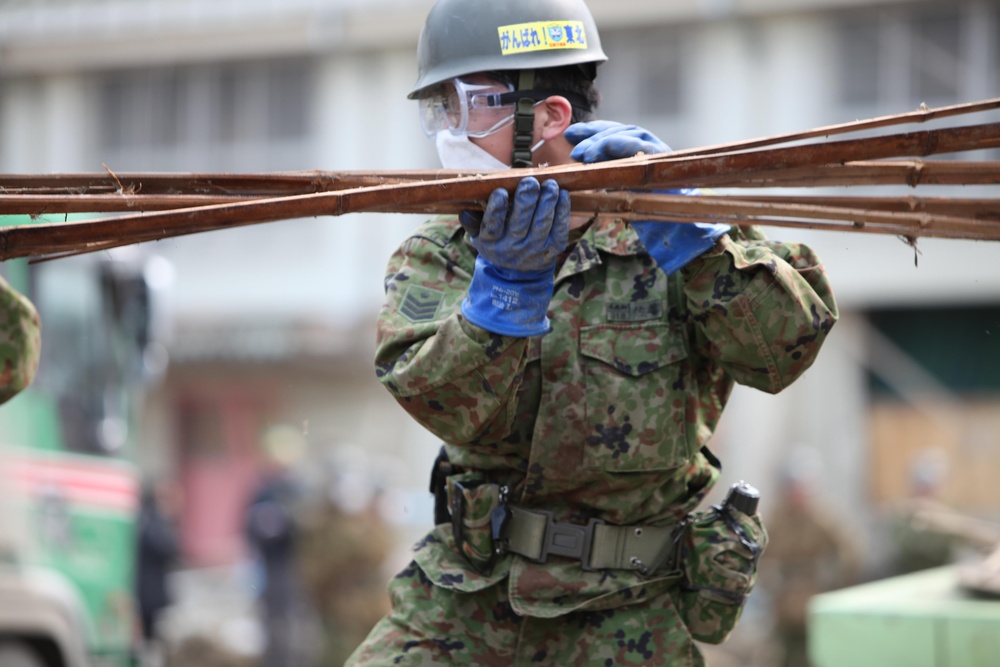 Lending a hand to Minato Elementary School