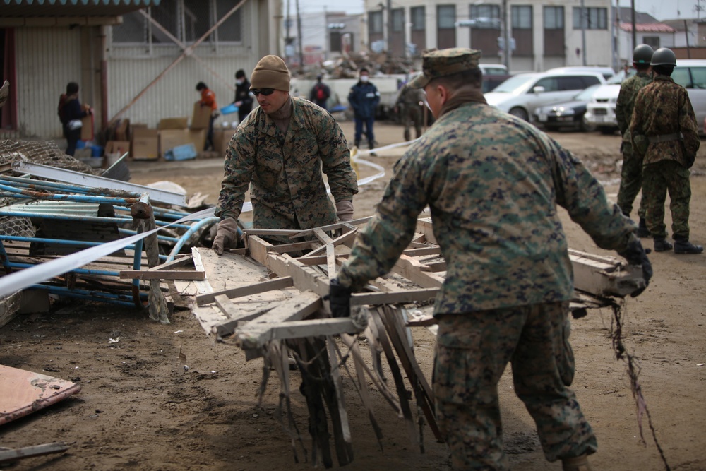 Lending a hand to Minato Elementary School