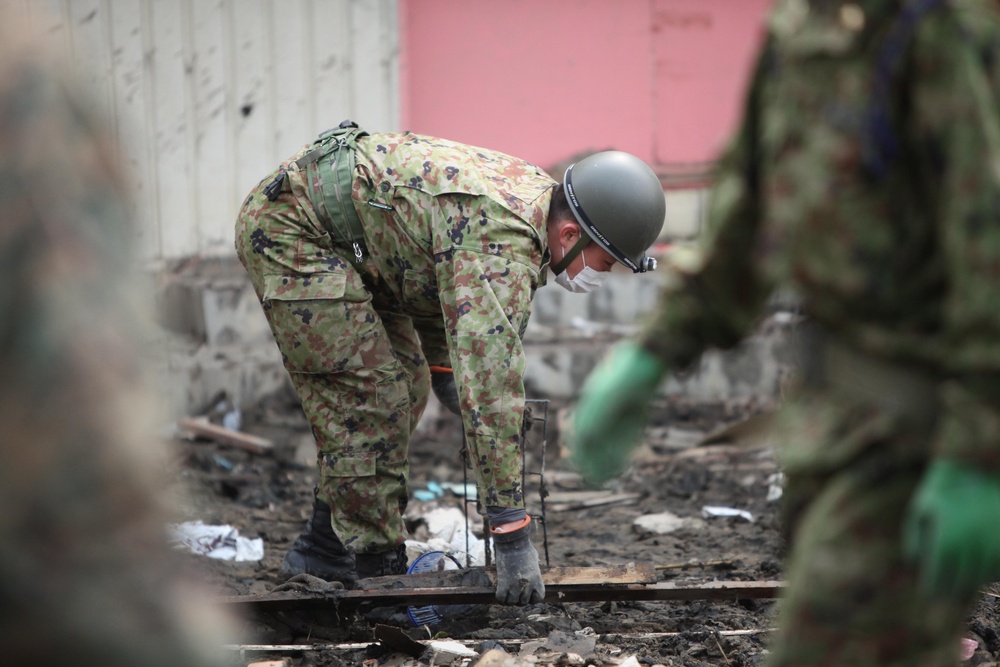 Lending a hand to Minato Elementary School