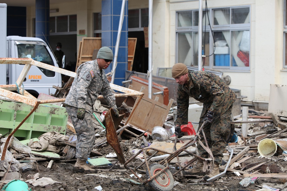 Lending a hand to Minato Elementary School