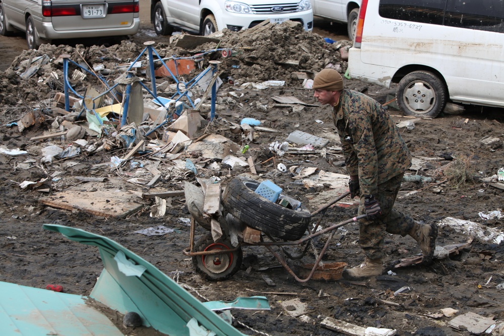 Lending a hand to Minato Elementary School