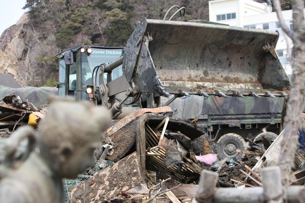 Lending a hand to Minato Elementary School
