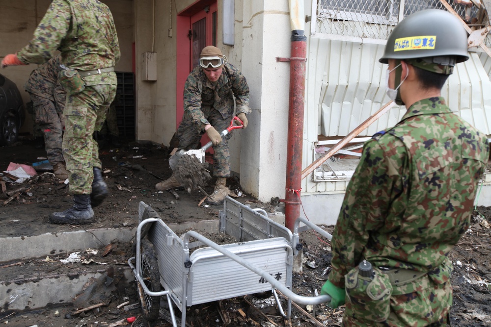 Lending a hand to Minato Elementary School