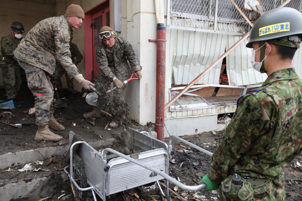 Lending a hand to Minato Elementary School