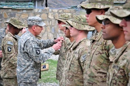 Petraeus visits Bastogne troops at remote COP