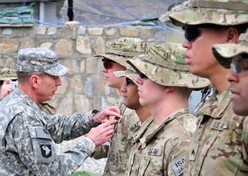 Petraeus visits Bastogne troops at remote COP