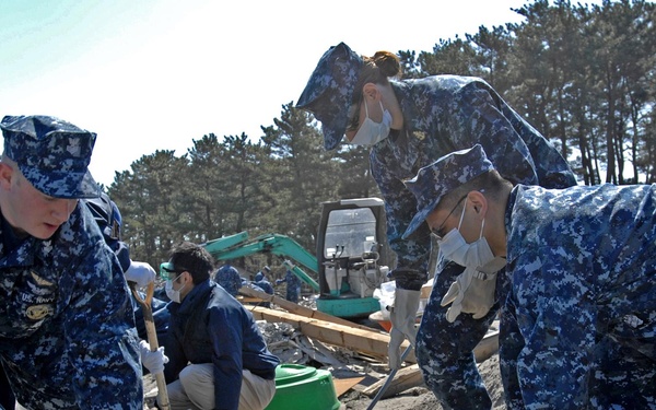 Misawa Chiefs and First Classes Help with Tsunami Recovery