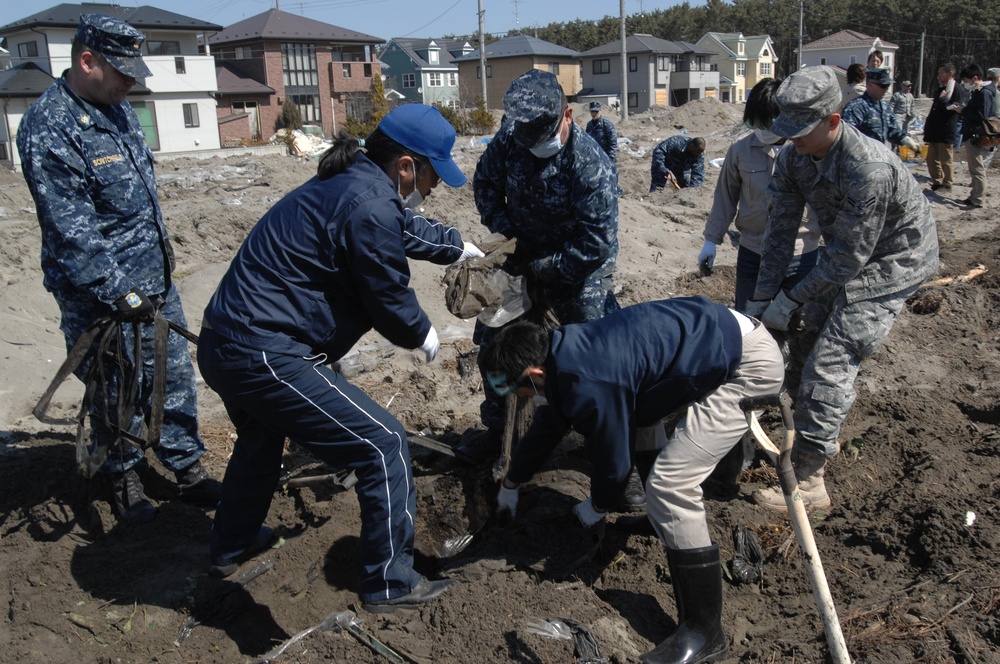 Misawa Chiefs and First Classes Help with Tsunami Recovery