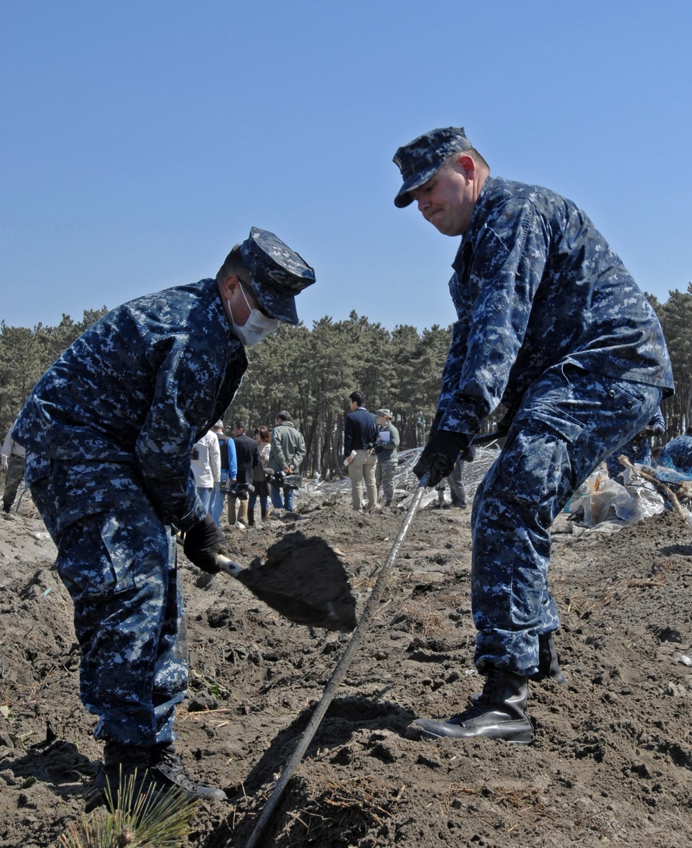 Misawa Chiefs and First Classes Help with Tsunami Recovery