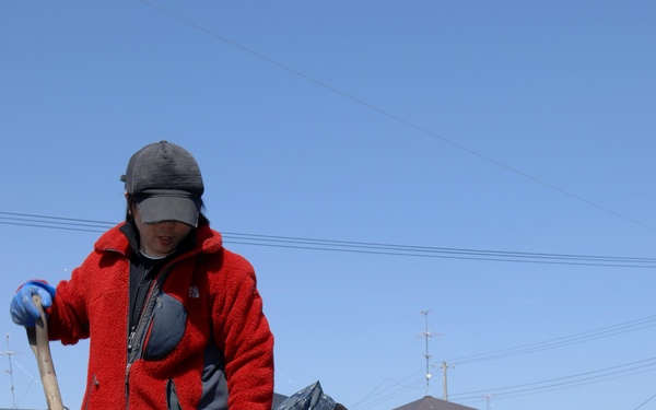 Misawa Chiefs and First Classes Help with Tsunami Recovery