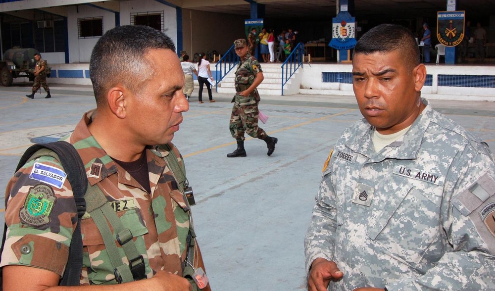 American troops obserive, learn from Salvadoran army weapons training