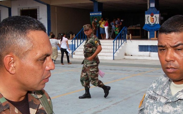 American troops obserive, learn from Salvadoran army weapons training