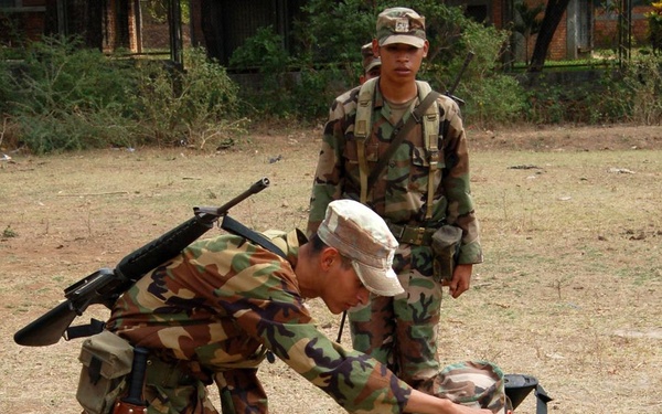 American troops observe, learn from Salvadoran army weapons training