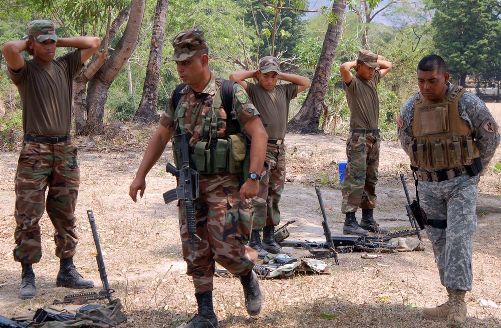 American troops observe, learn from Salvadoran army weapons training