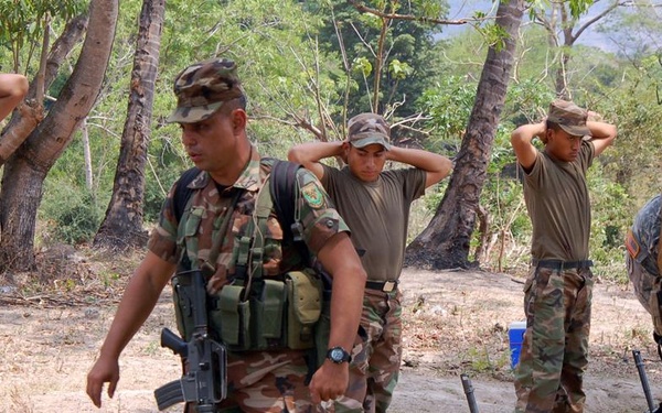 American troops observe, learn from Salvadoran army weapons training