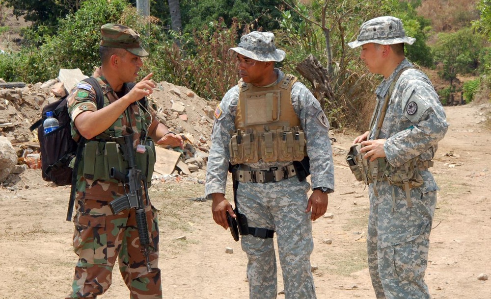 American troops observe, learn from Salvadoran army weapons training