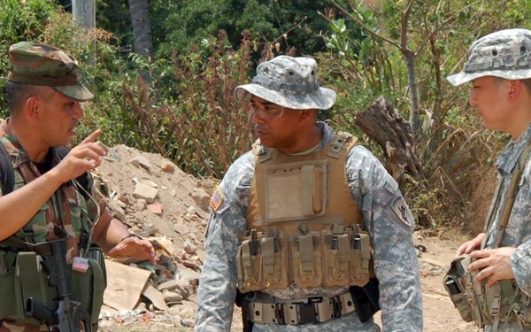 American troops observe, learn from Salvadoran army weapons training