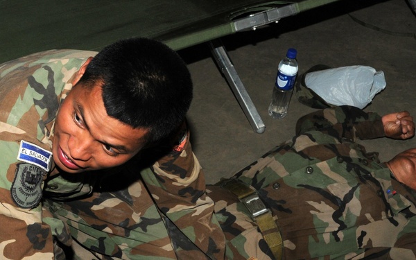 Soldiers teach Salvadorans combat medicine